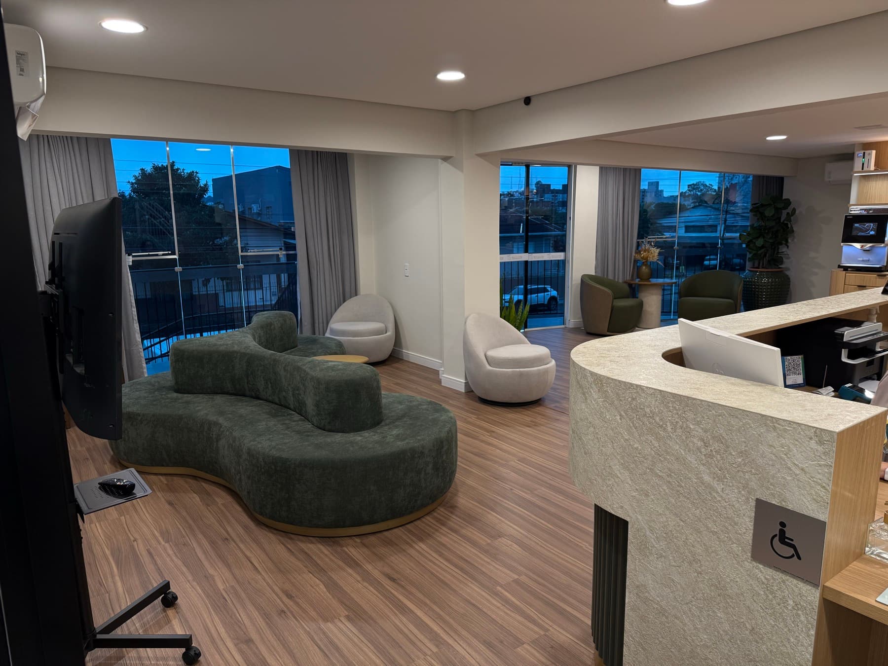 Lounge de recepção da Núcleo FW com vista para a cidade