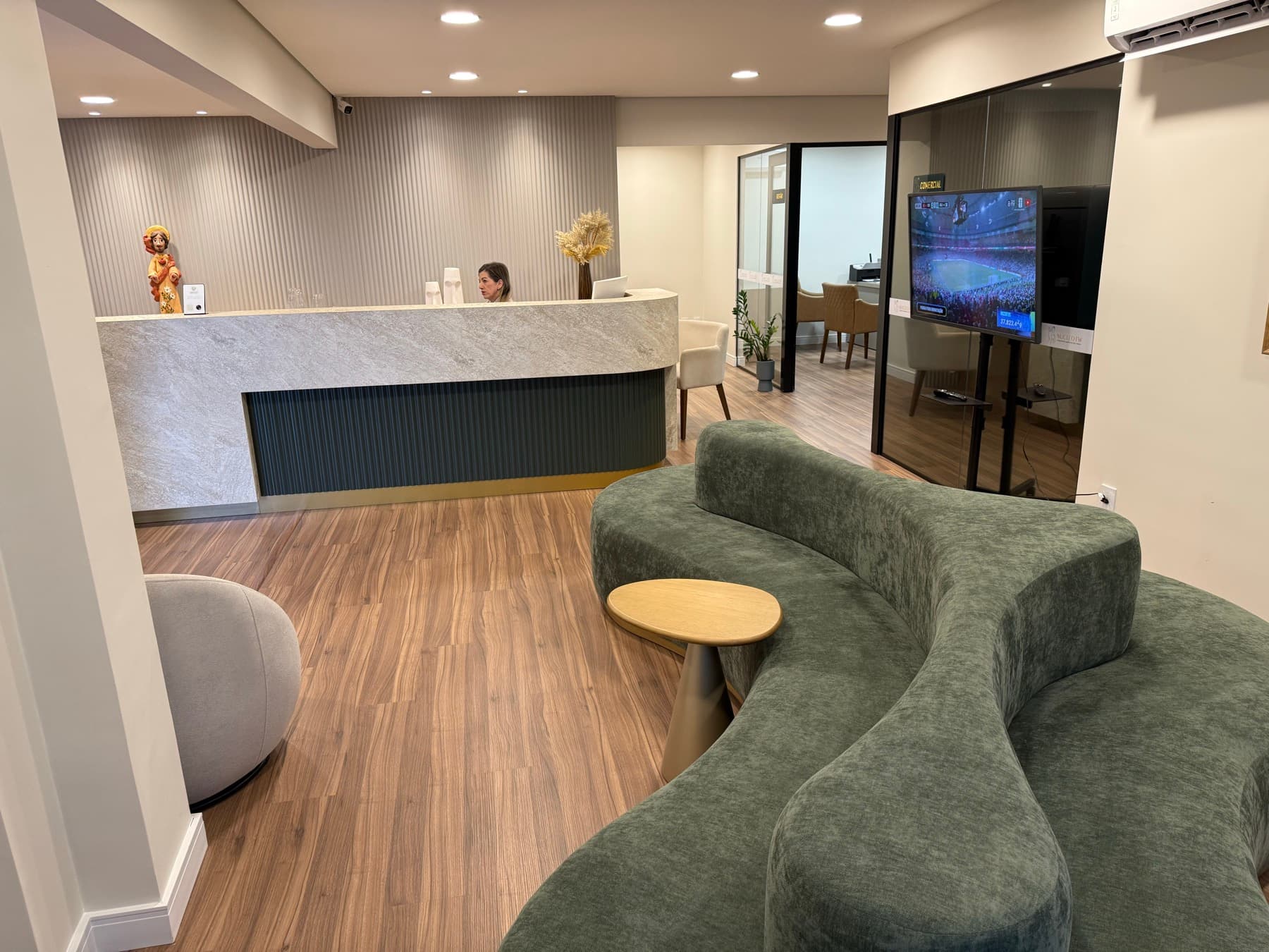 Recepção da Núcleo FW com sofá verde