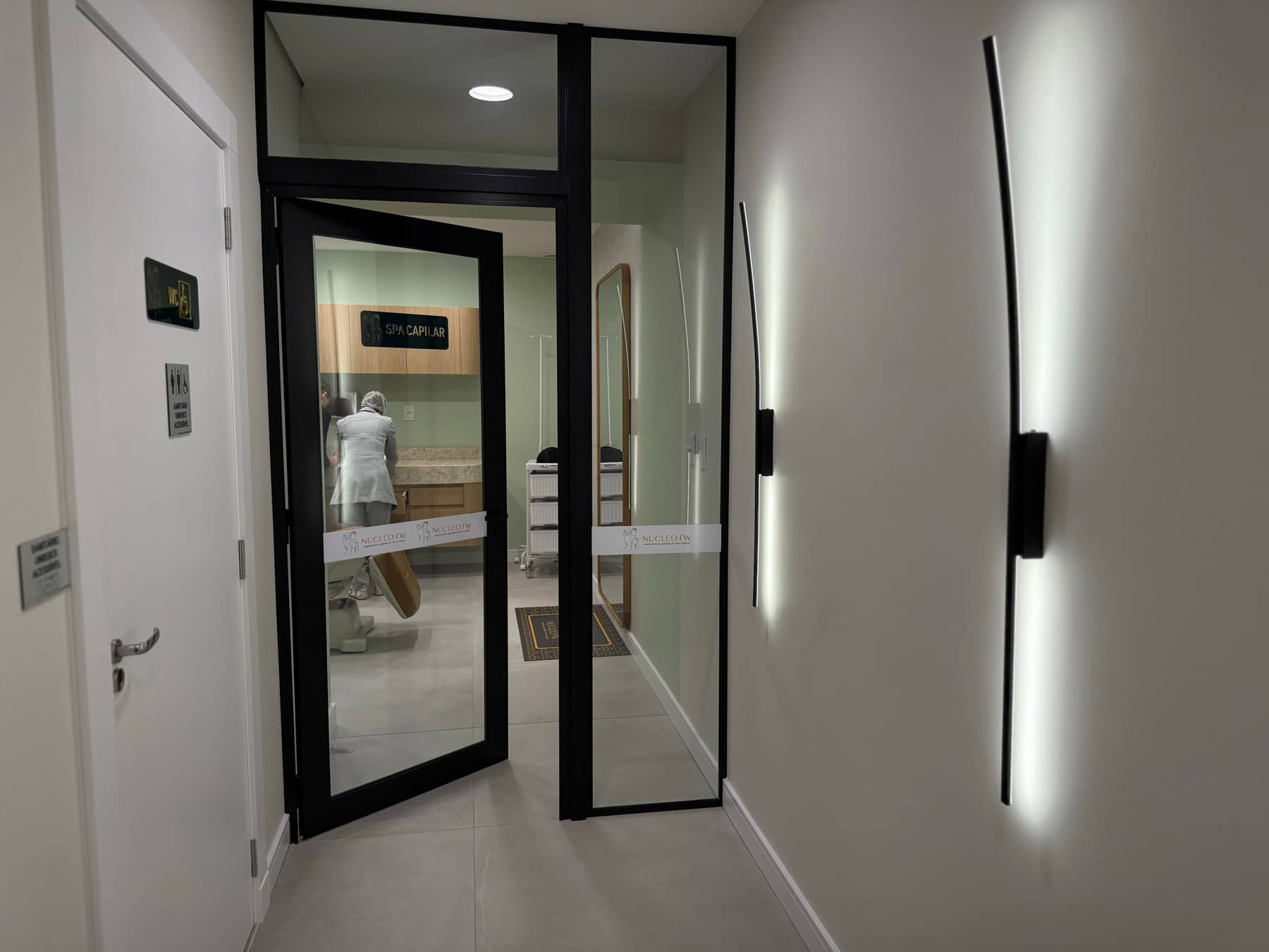 Corredor moderno da clínica Núcleo FW
